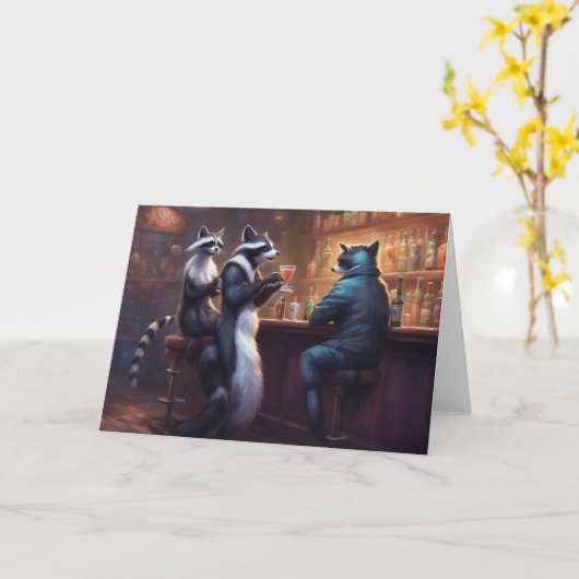 ゴミ箱を漁るアライグマたちがバーで飲みながら悪口を言っている カード (黄色い花)
