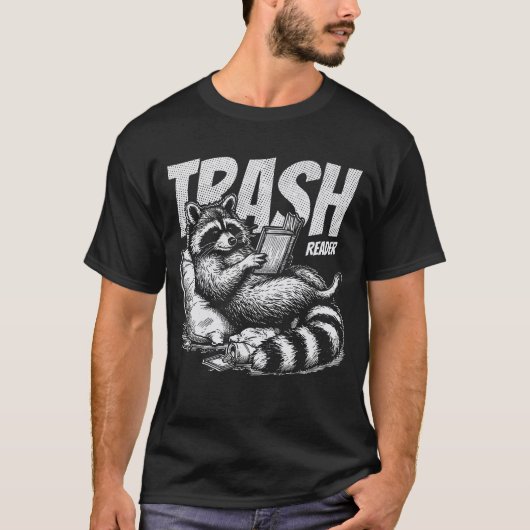 ゴミ箱読書家 本好きのアライグマ 冗談グッズ Tシャツ (正面)