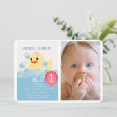 ゴムのあかちゃんピンクの女の子の写真 1歳の誕生日 招待状 (スタンド正面)