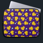 ゴムダッキー（アヒルちゃん）パターン ラップトップスリーブ<br><div class="desc">"ラバーダック",  "ラバーダック",  "ラバーダック",  "アヒル，ダッキー（アヒルちゃん），ダッキー，黄，かわいい，かわいい，甘い，愛らしい，パターン，風呂，バスルーム，シャワー，泡，泡，泡，泡，泡，泡，泡，泡，泡，泡，泡，水ガーリー，水，子，新学期", ベビー，水，泡，泡，泳ぐ，泳ぐ人，プール， "スイミングプール", おもしろい, 予測できな，ユーモア，ユーモア，ユーモアのある, </div>