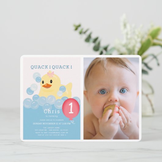 ゴムダッキー（アヒルちゃん）ピンクガール写真1st誕生日 招待状 (スタンド正面)