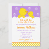 ゴムダッキー（アヒルちゃん）赤ちゃんシャワー黄色と紫 招待状 (正面)