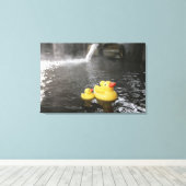 ゴム日本のダッキー（アヒルちゃん） キャンバスプリント (インサイチュ (ウッドフロア))