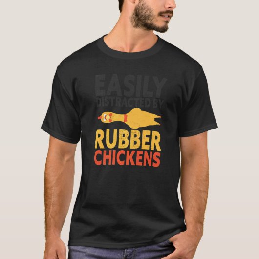 ゴム製のニワトリの大きな叫び声に簡単に気を取られる Tシャツ (正面)