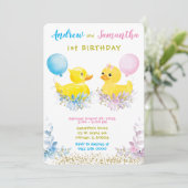 ゴム製の水鳥の双子の1歳の誕生日カード 招待状 (スタンド正面)