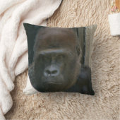 ゴリラの凝視の枕 クッション (ブランケット)