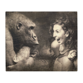 ゴリラの女性の笑いの古い写真のセピア色の金属の芸術 メタルプリント