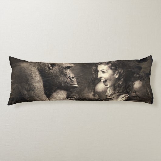 ゴリラを笑わせる女性 ボディピロー (正面)