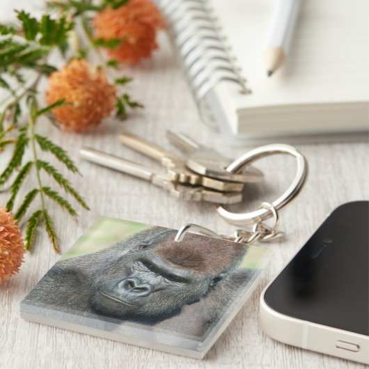 ゴリラを見ると視線が流父のれる キーホルダー (正面右)