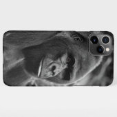 ゴリラクローズアップブラックアンドホワイトポートレート iPhoneケース (裏面横)