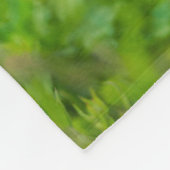 ゴリラベビーが草の中に隠れている フリースブランケット (角)