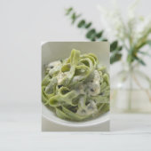 ゴルゴンツォラソースが付いている緑のリボンのパスタ ポストカード (スタンド正面)