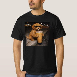 ゴルデンドゥードルがアイスコーヒーを飲む面白い犬のミーム Tシャツ