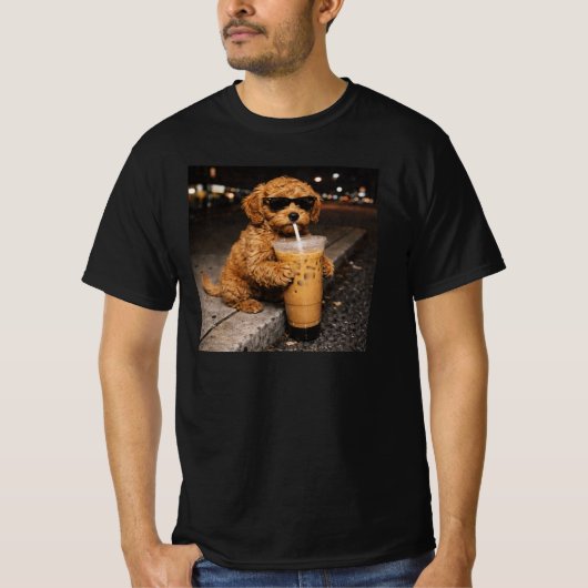 ゴルデンドゥードルがアイスコーヒーを飲む面白い犬のミーム Tシャツ (正面)