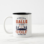 ゴルフおもしろいゴルファーがゴルフに多くのボールを遊投げる ツートーンマグカップ (左)