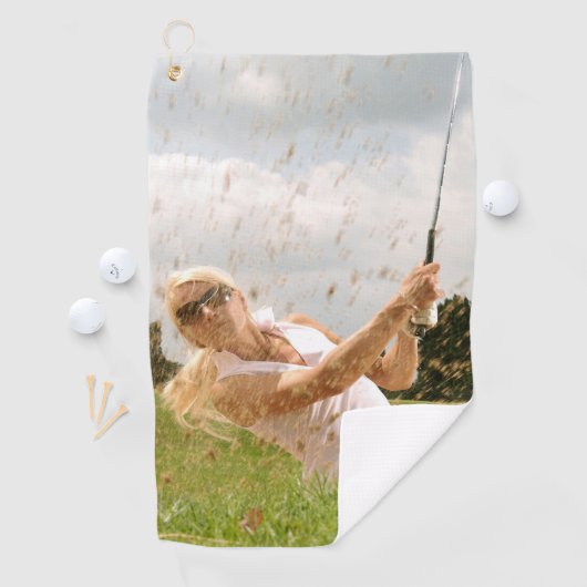 ゴルフのクラブをスイングするゴルフタオルの女性 ゴルフタオル (インサイチュ)