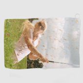 ゴルフのクラブをスイングするゴルフタオルの女性 ゴルフタオル (横)