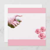 ゴルフのレディーゴルファーの手がボールを握っている (正面/裏面)