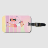 ゴルフの女性はピンクの背景にある ラゲッジタグ (正面横)