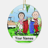 ゴルフをするカップル-パーソナライズな漫画のギフト セラミックオーナメント (左)