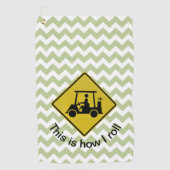 ゴルフをする先方優先通行の標識の緑のシェブロンのゴルフタオル ゴルフタオル (正面)