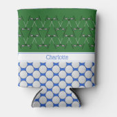 ゴルフをテーマにしたパターン名前をカスタムするグリーンブルー 缶クーラー (正面)