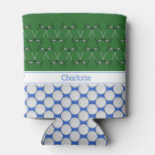 ゴルフをテーマにしたパターン名前をカスタムするグリーンブルー 缶クーラー (裏面)