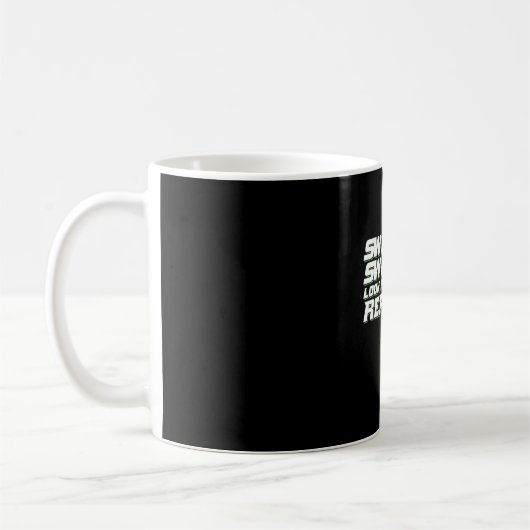 ゴルファーがボールを探して汗をかく コーヒーマグカップ (左)