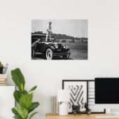 ゴルファーが車、黒、白の上でティーオフ ポスター (ホームオフィス)