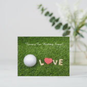 ゴルファーの誕生日に最適なグリーン草上のゴルフボール ポストカード (スタンド正面)