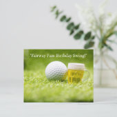 ゴルファーの誕生日のためのグリーングラス上のゴルフボール ポストカード (スタンド正面)