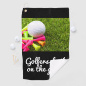 ゴルファーはグリーンの上でゴルフボールとティーでそれをする ゴルフタオル (インサイチュ)