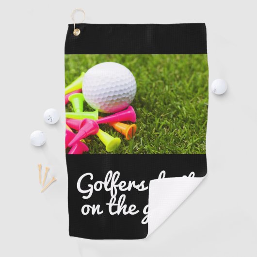 ゴルファーはグリーンの上でゴルフボールとティーでそれをする ゴルフタオル (インサイチュ)