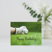 ゴルファーはグリーンバースデーカードでゴルフボールを持っている ポストカード (スタンド正面)