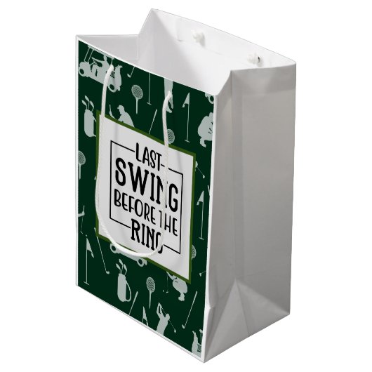 ゴルファーはリングバチュラーパーティの前に最後のスイング ミディアムペーパーバッグ (正面アングル)