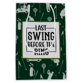 ゴルファーはリングバチュラーパーティの前に最後のスイング ミディアムペーパーバッグ (正面)