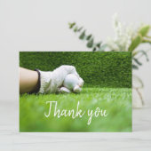 ゴルファーは緑の草の上でゴルフボールを持っている サンキューカード (スタンド正面)