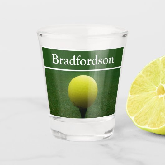 ゴルファー名イエローゴルフボールゴルフコースグリーン ショットグラス (正面)