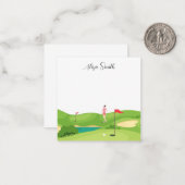 ゴルファー女性はゴルフ場で緑の草の上にいる ノートカード (正面/裏面インサイチュ)