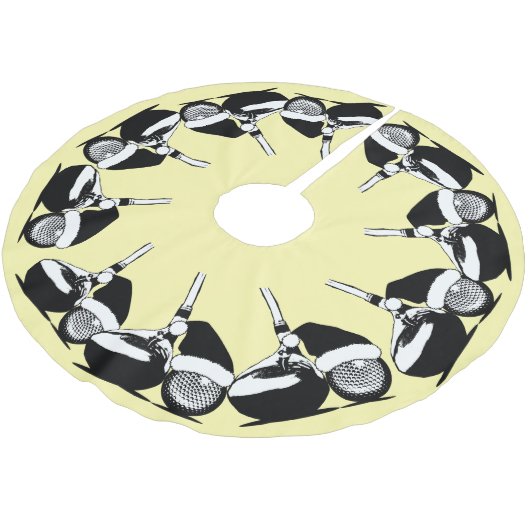 ゴルフクラブとボールサンタハットクリスマス ブラッシュドポリエステルツリースカート (アングル)