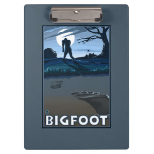 ゴルフコースによる大きい足の歩く クリップボード