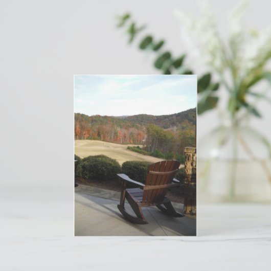ゴルフコースを見下ろすデッキチェア ポストカード (スタンド正面)