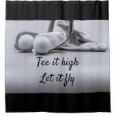 ゴルフティーとゴルフボールが黒い背景にある シャワーカーテン (正面)