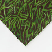 ゴルフティー高く緑の草の上を飛ばす フリースブランケット (角)