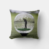 ゴルフプレーヤーを内装したガラスゴルフボール クッション (正面)