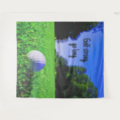 ゴルフボールが強く飛び出す長い芝のゴルフコース タペストリー (正面(横))