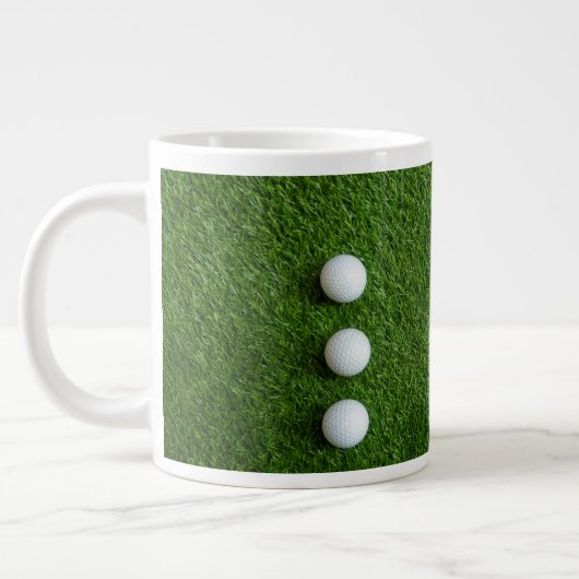 ゴルフボールが緑の芝生の上に ジャンボコーヒーマグカップ (左)