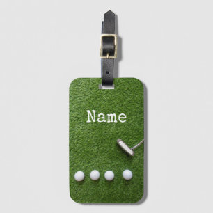 ゴルフボールが緑の草の上にあり、ゴルファーの歓迎を受ける  ラゲッジタグ