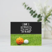 ゴルフボールとカボチャをグリーンに乗せたゴルフハロウィーン ポストカード (スタンド正面)