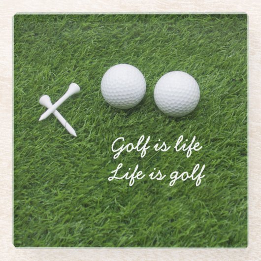 ゴルフボールとティーが緑の草の上にあるゴルフは人生である ガラスコースター (正面)